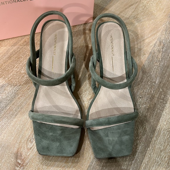 Intentionally Blank Kifton Sandals in Sage. Size 10. - Picture 7 of 8